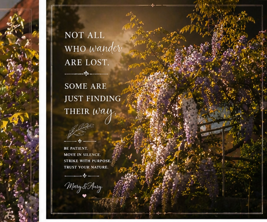 Vagabondaggio tra i Glicini – Scuro | Poster Wall Art Stampabile | 7 Formati | Mary&Aury